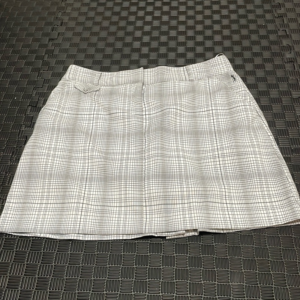 I ZOD cool-fx golf skirt with built in shorts. size 4 checkered pattern